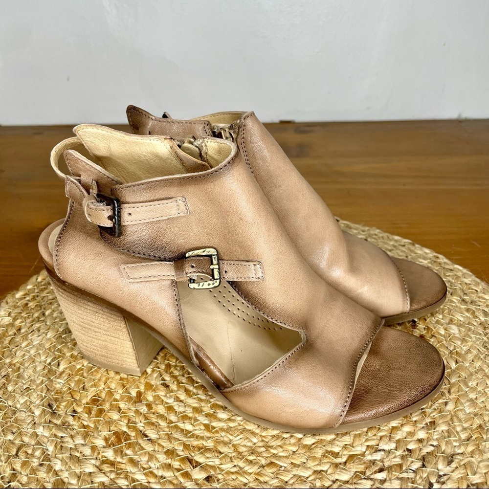 Unity in Diversity Frisco Taupe Leather Heeled Sandal Womens 41 NWOB